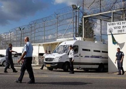 إصابة معتقلين برضوض وكسور أثناء نقلهم إلى معسكر حوارة