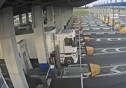 سائق شاحنة يتحايل على السلطات ويلقى عقابه على الفور