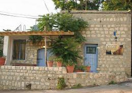 قرية اتخذت اسمها من نبعة ماء صامدة في وجه الاحتلال