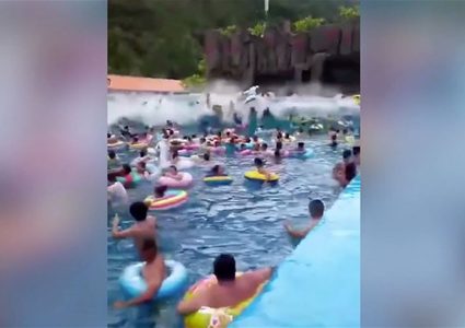بركة سباحة وموجة عملاقة تصيب 44 شخصاً