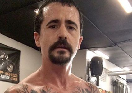 رجل يترك عائلته بسبب أصوات مضغ الطعام!