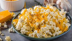 الفشار بالجبنة أو الكراميل