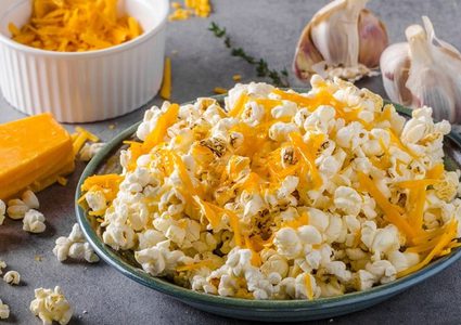 الفشار بالجبنة أو الكراميل