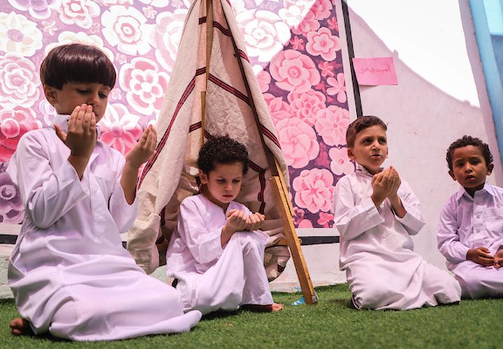 أطفال من مدينة غزة يتعلمون كيفية آداء فريضة الحج 
يذكر أنه في هذه الأيام، يؤدي المسلمين من جميع أنحاء العالم فريضة الحج في مكة المكرمة السعودية، وهي واحدة من الركائز الخمس للدين الإسلامي.