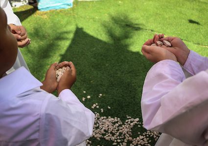 أطفال من غزة يتعلمون كيفية أداء فريضة الحج