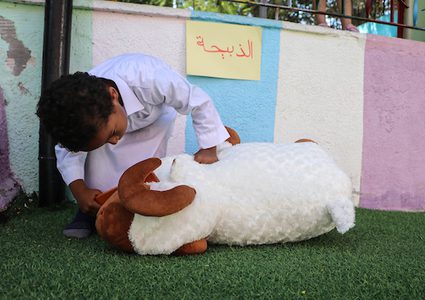 أطفال من مدينة غزة يتعلمون كيفية آداء فريضة الحج 
يذكر أنه في هذه الأيام، يؤدي المسلمين من جميع أنحاء العالم فريضة الحج في مكة المكرمة السعودية، وهي واحدة من الركائز الخمس للدين الإسلامي.