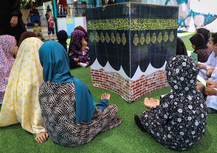 أطفال من مدينة غزة يتعلمون كيفية آداء فريضة الحج 
يذكر أنه في هذه الأيام، يؤدي المسلمين من جميع أنحاء العالم فريضة الحج في مكة المكرمة السعودية، وهي واحدة من الركائز الخمس للدين الإسلامي.