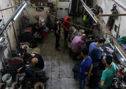 عمال في غزة، يقومون بسن السكاكين، بورشة عمل، قبيل عيد الأضحى، حيث يستخدمونها لذبح الماشية والأغنام في عيد الأضحى.