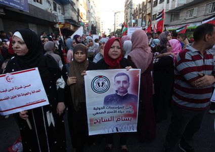 تظاهر الآلاف من أنصار الجبهة الشعبية لتحرير فلسطين، في قطاع غزة ، اليوم الاربعاء، دعما للأسرى في سجون الاحتلال ،ولأهل القدس ،وللاجئين الفلسطينيين في مخيمات لبنان.

ورفع المشاركون صوراً لأسرى فلسطينيين على رأسهم الأمين العام للجبهة الشعبية، أحمد سعدات اضافة لأسرى آخرين ، وبعض اللافتات الداعية للوقوف بجانب الأسرى وعلم فلسطين.