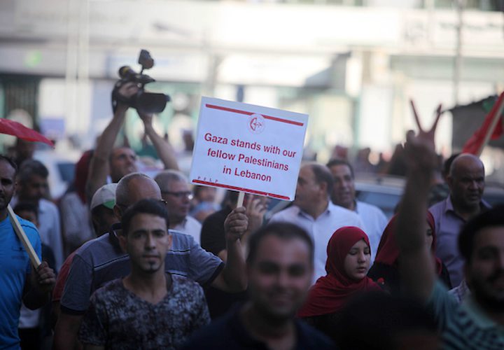 تظاهر الآلاف من أنصار الجبهة الشعبية لتحرير فلسطين، في قطاع غزة ، اليوم الاربعاء، دعما للأسرى في سجون الاحتلال ،ولأهل القدس ،وللاجئين الفلسطينيين في مخيمات لبنان.

ورفع المشاركون صوراً لأسرى فلسطينيين على رأسهم الأمين العام للجبهة الشعبية، أحمد سعدات اضافة لأسرى آخرين ، وبعض اللافتات الداعية للوقوف بجانب الأسرى وعلم فلسطين.