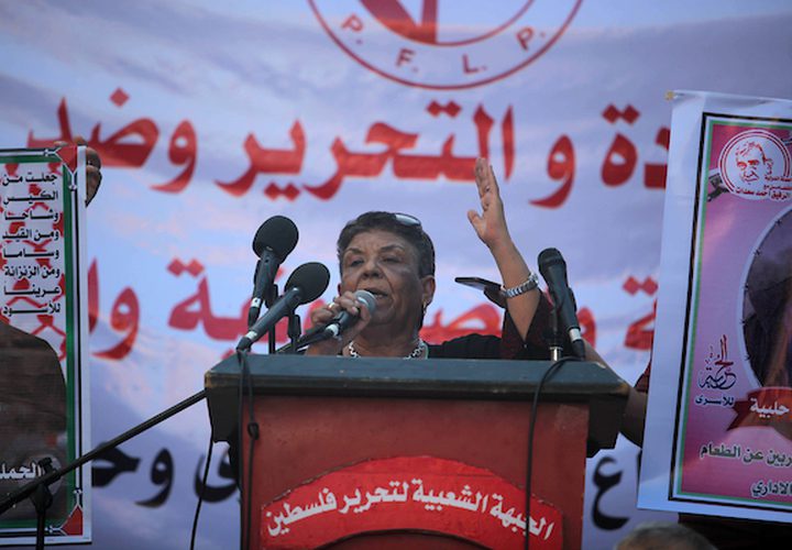 تظاهر الآلاف من أنصار الجبهة الشعبية لتحرير فلسطين، في قطاع غزة ، اليوم الاربعاء، دعما للأسرى في سجون الاحتلال ،ولأهل القدس ،وللاجئين الفلسطينيين في مخيمات لبنان.

ورفع المشاركون صوراً لأسرى فلسطينيين على رأسهم الأمين العام للجبهة الشعبية، أحمد سعدات اضافة لأسرى آخرين ، وبعض اللافتات الداعية للوقوف بجانب الأسرى وعلم فلسطين.