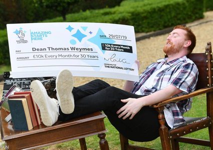 بريطاني يصاب بالذهول بعد فوزه بجائزة يانصيب "استعد للحياة"