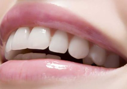 الإسعافات الأولية المهمة لإعادة الأسنان المكسورة إلى مكانها