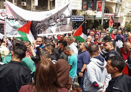 والدة الأسير العواودة تتعرض لإغماء نتيجة إضرابها عن الطعام