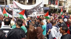 والدة الأسير العواودة تتعرض لإغماء نتيجة إضرابها عن الطعام