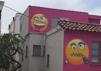 أمريكا.. مالكة منزل تستعين بالإيموجي للإنتقام من جيرانها