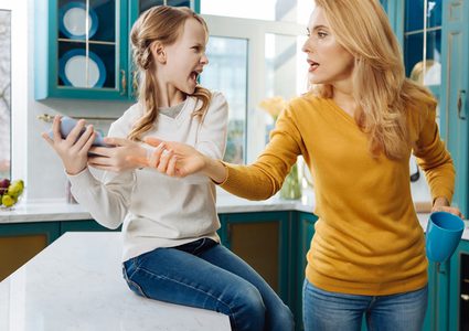 أسباب تدفعك للغضب على أطفالك