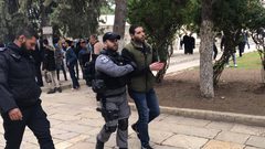 قوات الاحتلال تعتقل موظفًا في المسجد الأقصى