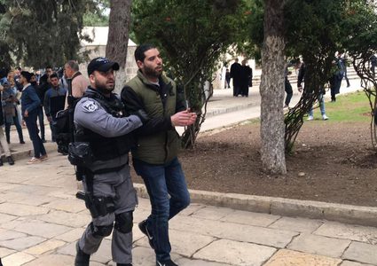 قوات الاحتلال تعتقل موظفًا في المسجد الأقصى