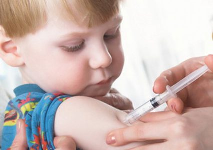 الاحتلال يتراجع عن حظر إدخال التطعيمات الى مستودعات الصحة