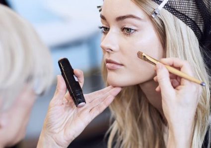 ترغبين بأن تكوني خبيرة تجميل؟ إليك هذه النصائح