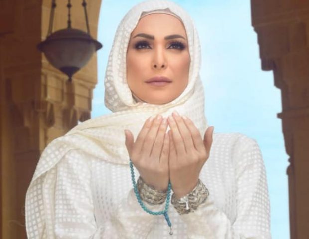 أمل حجازي توجه رسالة أثناء تأديتها لفريضة الحج
