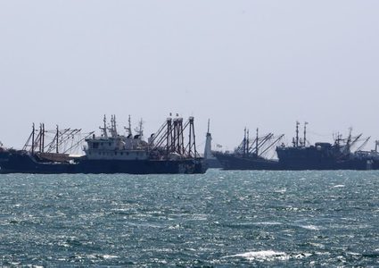 البحرية الأمريكية تدعو السفن التجارية لعدم مقاومة أي جهة إيرانية