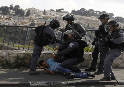 الاحتلال يمدد اعتقال ثلاثة فلسطينيين من القدس