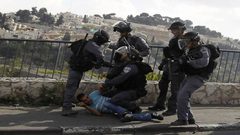 الاحتلال يمدد اعتقال ثلاثة فلسطينيين من القدس