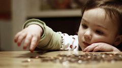 كيف تعلمين طفلك إدخار المال؟