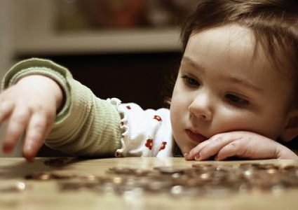 كيف تعلمين طفلك إدخار المال؟