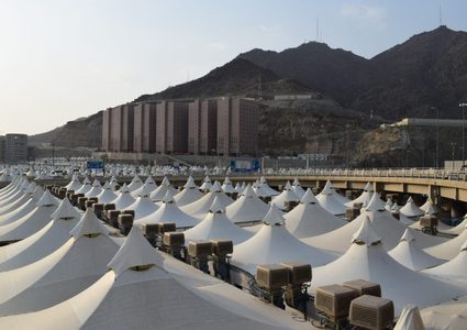 حجاج بيت الله يتوافدون إلى مشعر منى