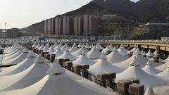حجاج بيت الله يتوافدون إلى مشعر منى