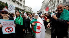 تظاهرات جزائرية للمطالبة برحيل رموز نظام بوتفليقة