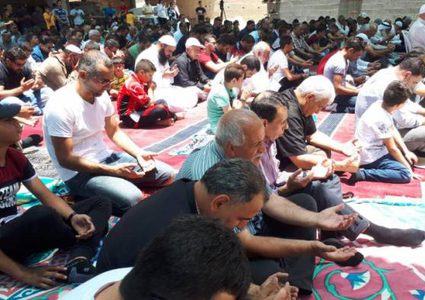 المقدسييون يؤدون صلاة الجمعة في واد الحمص