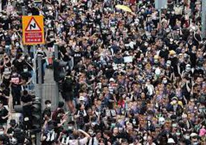 الآلاف يعتصمون في مطار هونغ كونغ