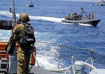 الاحتلال يستهدف الصيادين ومراكبهم قبالة سواحل قطاع غزة