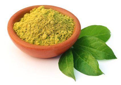 الحناء لتسمير البشرة .. فوائد عظيمة