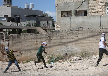 اشتباكات مع متظاهرين مع قوات الاحتلال الإسرائيلية، يوم أمس الجمعة، في أعقاب احتجاج على مستوطنة قدوم القريبة في قرية كفر قدوم في الضفة الغربية .