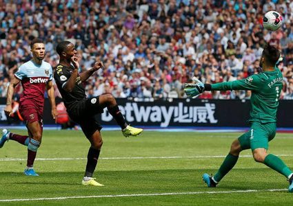 حكم الفيديو المساعد يخدم مانشستر سيتي مرتين في "الظهور الأول"