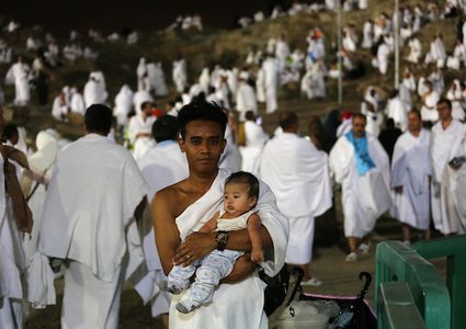 يتدفق حجاج بيت الله الحرام صباح اليوم التاسع من ذي الحجة، إلى صعيد جبل عرفة القريب من مكة المكرمة. وذلك ليشهدوا الوقفة الكبرى ويقضوا الركن الأعظم للحج وهو الوقوف بعرفة طيلة نهار اليوم. ثم ينفر الحجيج مع مغيب شمس يوم عرفات إلى مزدلفة.