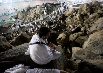 يتدفق حجاج بيت الله الحرام صباح اليوم التاسع من ذي الحجة، إلى صعيد جبل عرفة القريب من مكة المكرمة. وذلك ليشهدوا الوقفة الكبرى ويقضوا الركن الأعظم للحج وهو الوقوف بعرفة طيلة نهار اليوم. ثم ينفر الحجيج مع مغيب شمس يوم عرفات إلى مزدلفة.