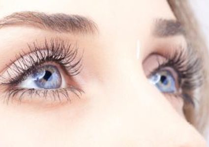 أسباب تساقط الرموش