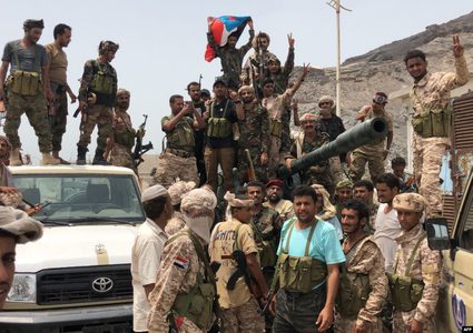 الانفصاليون يعلنون أنهم سيطروا على جميع معسكرات الجيش في عدن