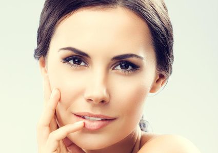 كيف تتعاملين مع التجاعيد المبكرة