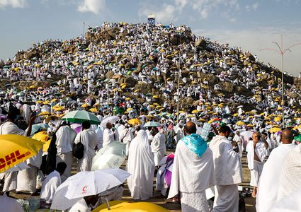 الحجاج ينفرون من صعيد عرفات إلى مزدلفة