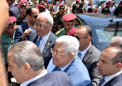 الرئيس عباس يتفقد مخيم الجلزون