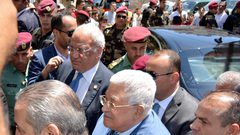 الرئيس عباس يتفقد مخيم الجلزون