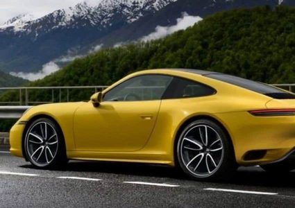 رجل يمنع بيده شاحنة من الإصطدام بسيارة بورش