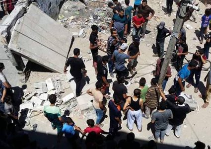 مصرع طفلة واصابات احداها خطيرة بانهيار سطح منزل شرق رفح